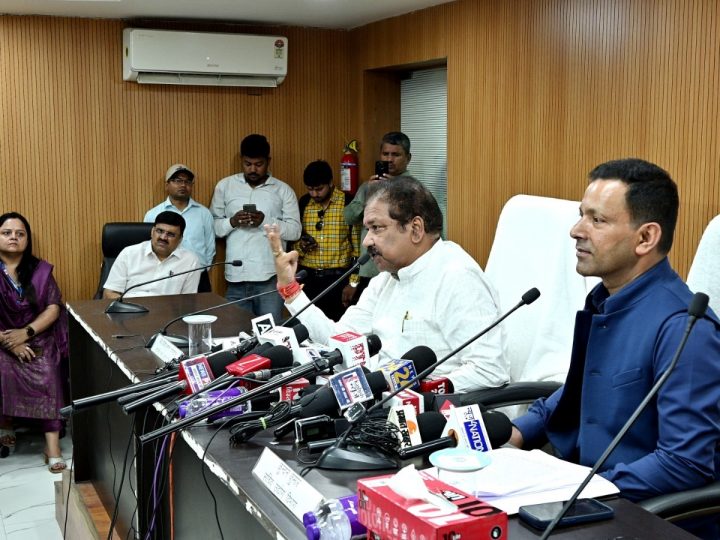 माननीय उद्योग मंत्री डॉ. दिलीप कुमार जायसवाल की अध्यक्षता में सूचना एवं जनसंपर्क विभाग के सभागार में आयोजित प्रेस वार्ता में वित्तीय वर्ष 2025-26 की उपलब्धियाँ प्रस्तुत की गईं
