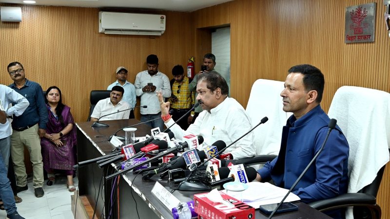 माननीय उद्योग मंत्री डॉ. दिलीप कुमार जायसवाल की अध्यक्षता में सूचना एवं जनसंपर्क विभाग के सभागार में आयोजित प्रेस वार्ता में वित्तीय वर्ष 2025-26 की उपलब्धियाँ प्रस्तुत की गईं
