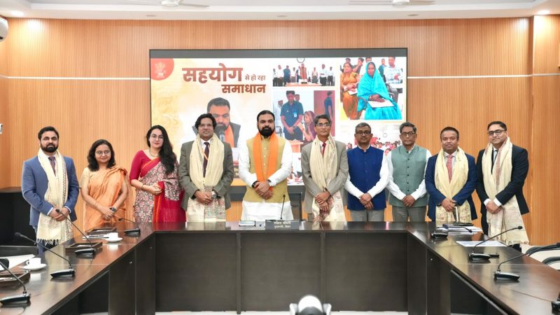 सीएम ने विदेश सेवा के बिहारी अधिकारियों से की पर्यटन पर चर्चा