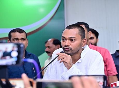 बिहार के स्वास्थ्य मंत्री निशांत कुमार के सादगी भरे अंदाज ने खींचा ध्यान, कलम के प्रति सम्मान की हो रही चर्चा